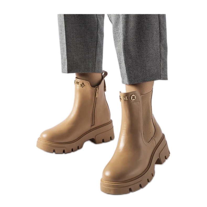 Bež izolirane ukrasne čizme