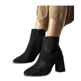 Crne čizme od gležnjača na stupu crna