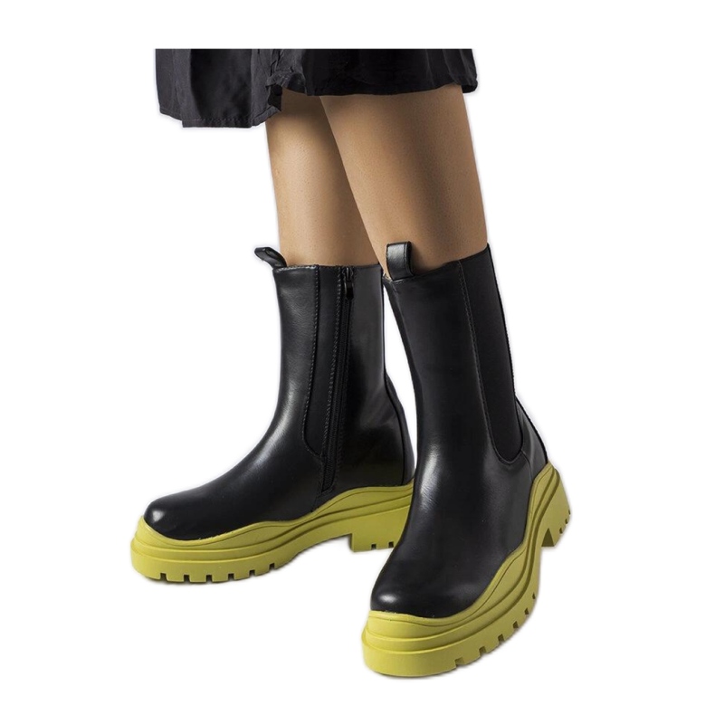 Crne čizme s potplatom u boji crno