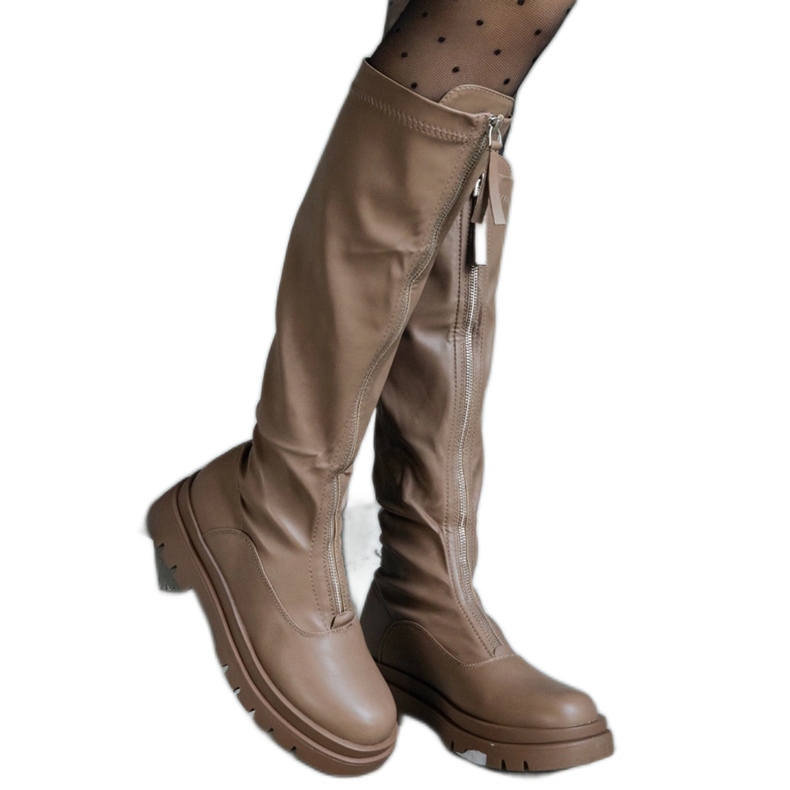 Smeđe čizme od eko kože s ravnom petom ukrašene patentnim zatvaračem smeđa