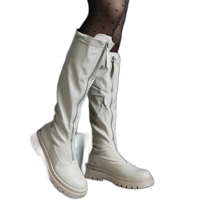 Bež čizme od eko kože s ravnom petom ukrašene patentnim zatvaračem