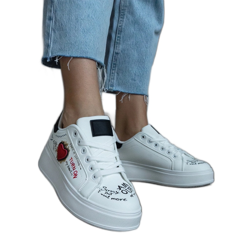 Bijele tenisice ukrašene zakrpom i natpisima na platformi bijela