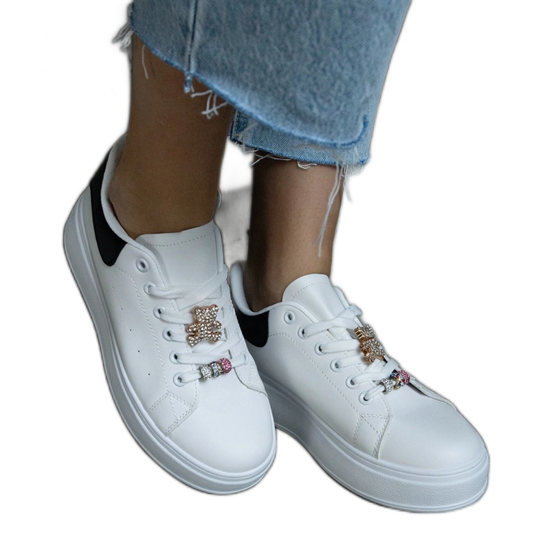 Bijele platform tenisice ukrašene plišanim medvjedićem bijela