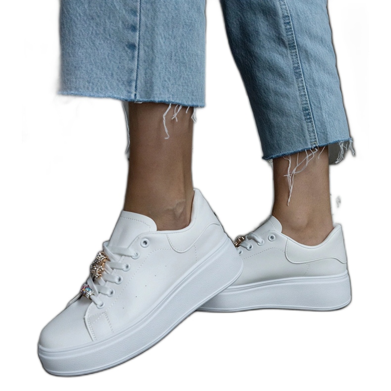 Bijele platform tenisice ukrašene plišanim medvjedićem bijela