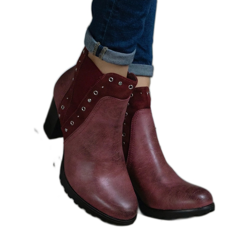 Bordo izolirane gležnjače crvena