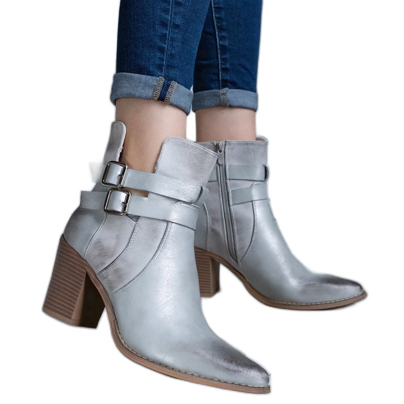 Srebrne gležnjače na visoku petu ukrašene izrezom srebro