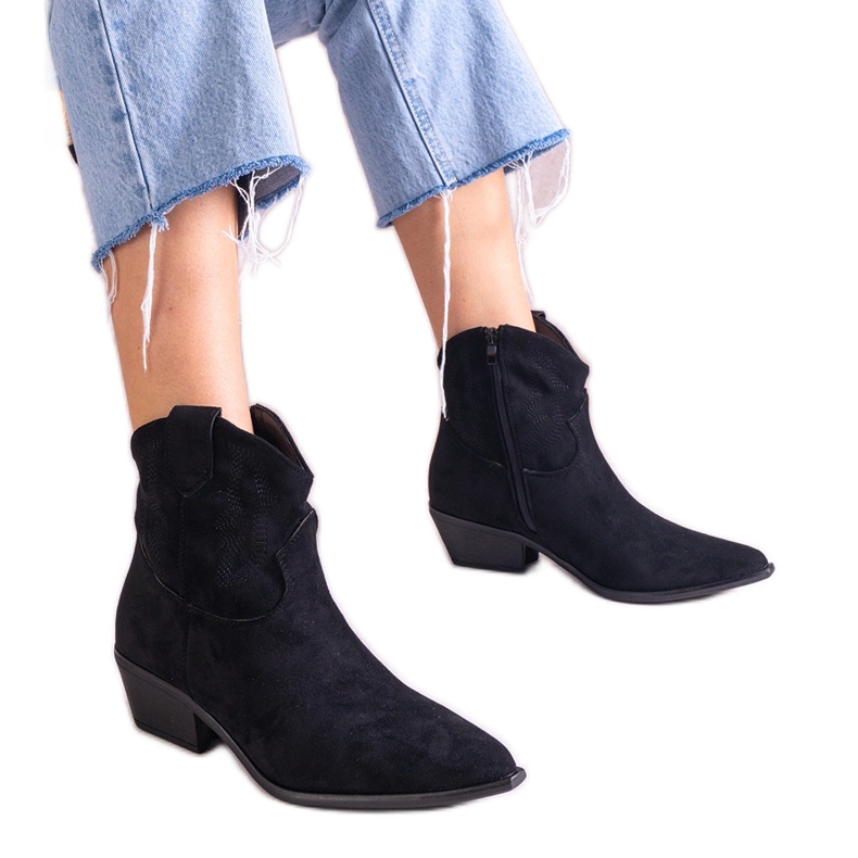 Crne kaubojske čizme izolirane gležanj crno