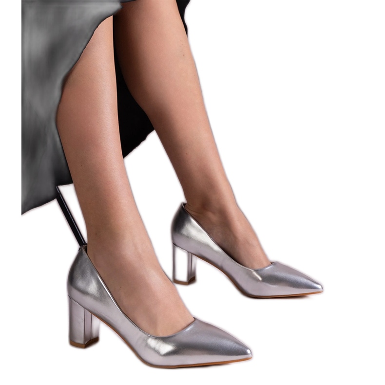 Srebrne metalne pumpe na posta srebro