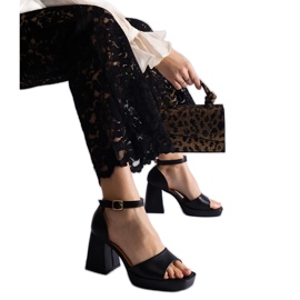 Crne ženske sandale na ogromnoj peti crna