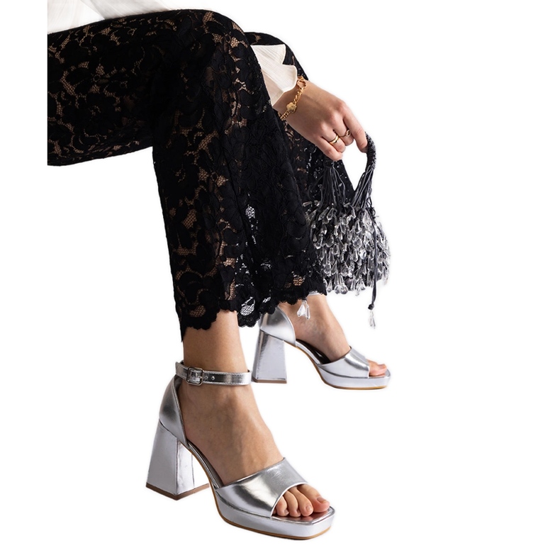 Srebrne ženske sandale s masivnom metalnom petom srebro