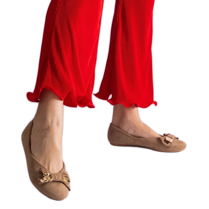 Bež balerinke ukrašene mašnom i brošem