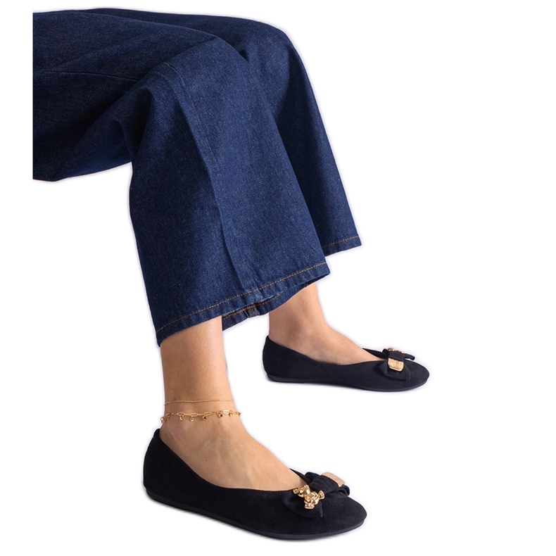 Crne balerinke ukrašene mašnom i brošem crno