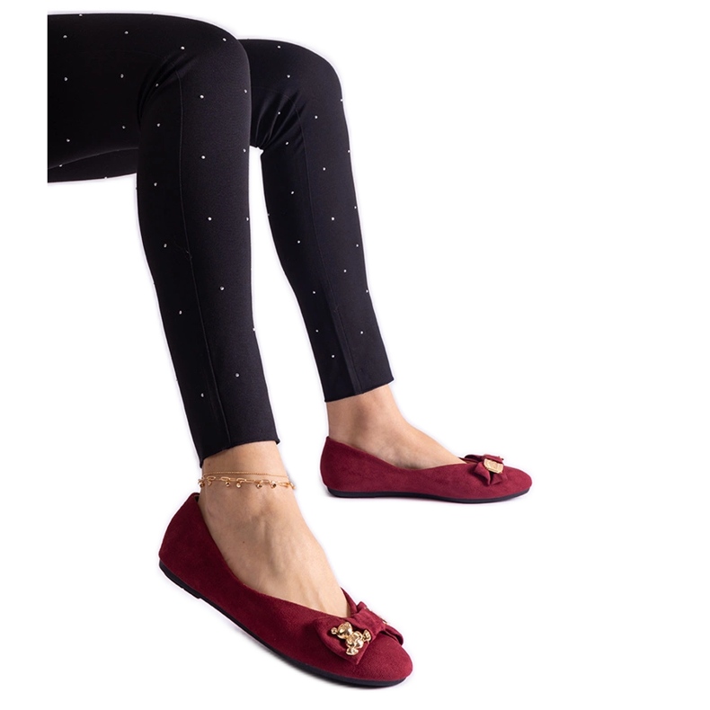 Bordo balerinke ukrašene mašnom i brošem crvena