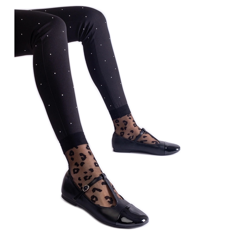 Crne balerinke s lakom vrhom i kopčanjem na kopču crno