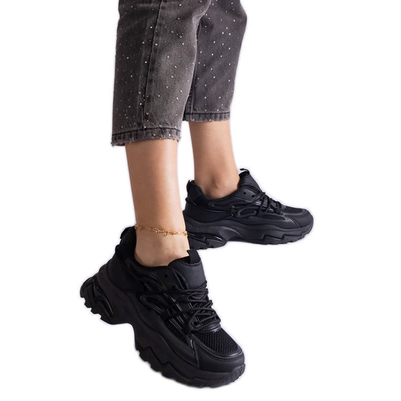 Crne sportske tenisice na ogromnom potplatu crno