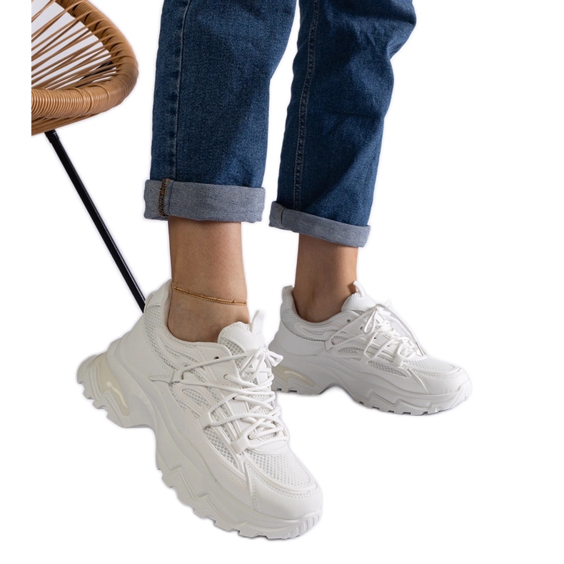 Bijele sportske tenisice s masivnim potplatom bijela