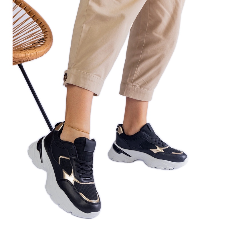 Crne tenisice na masivnom potplatu crno