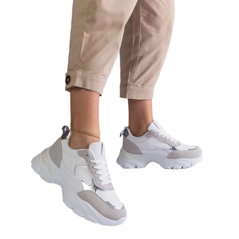 Bijele tenisice na masivnom potplatu bijela