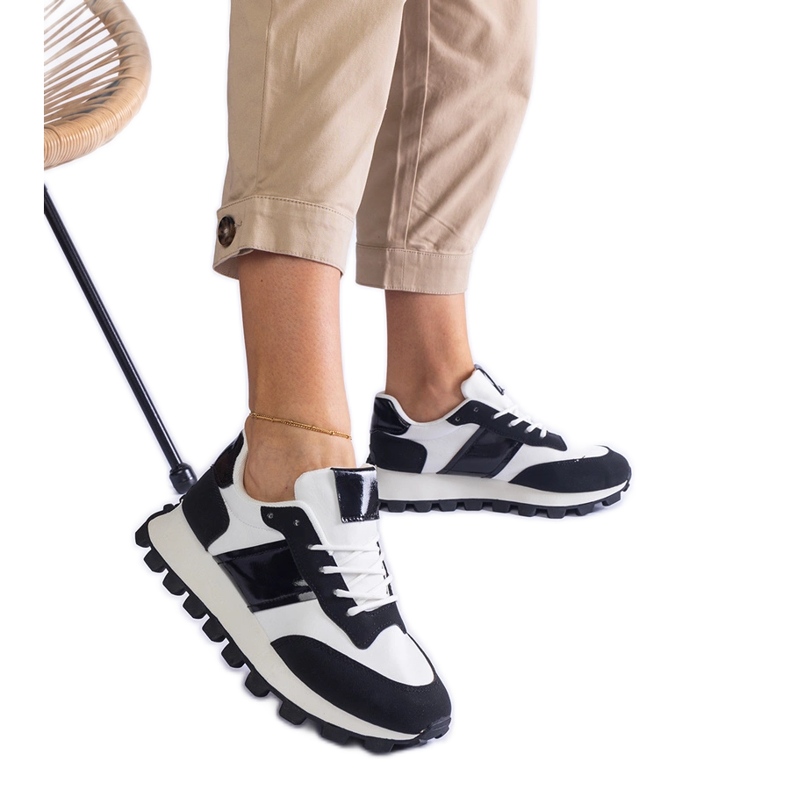 Crne tenisice s vidljivim zaštitnikom crno