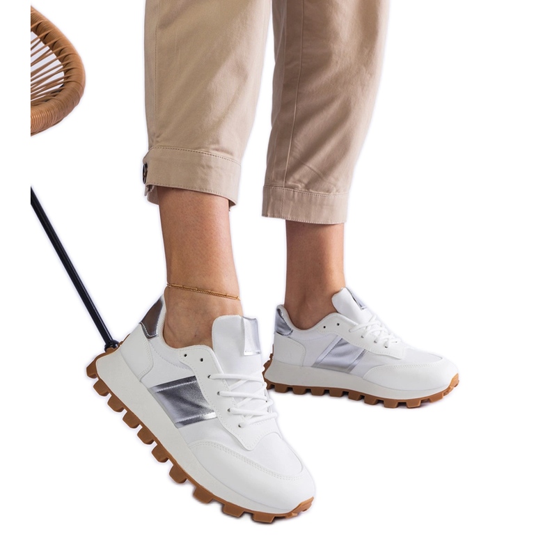 Bijele tenisice s vidljivim zaštitnikom bijela