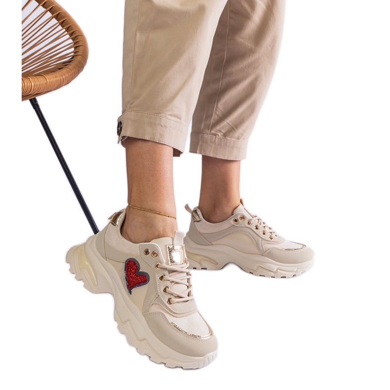 Bež tenisice na srčanoj platformi