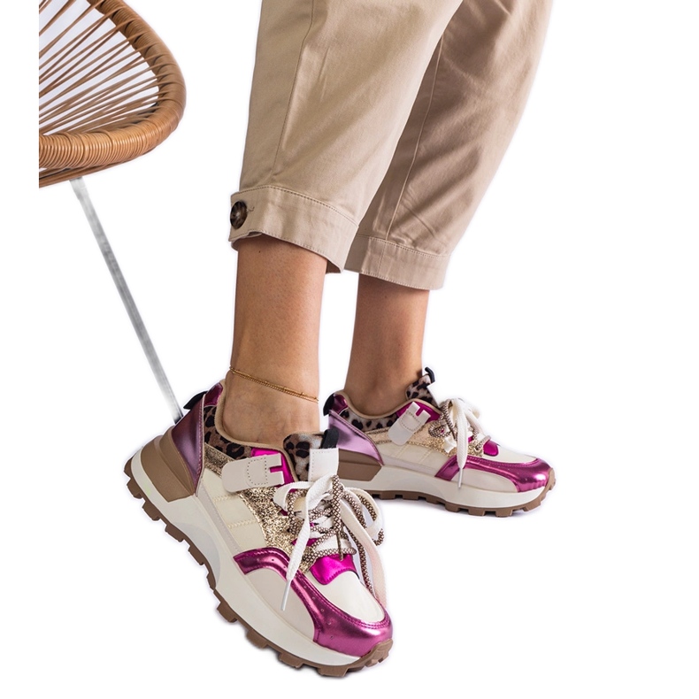 Ružičaste tenisice ukrašene životinjskim motivom ružičasta