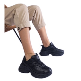 Crne tenisice na masivnom potplatu crna