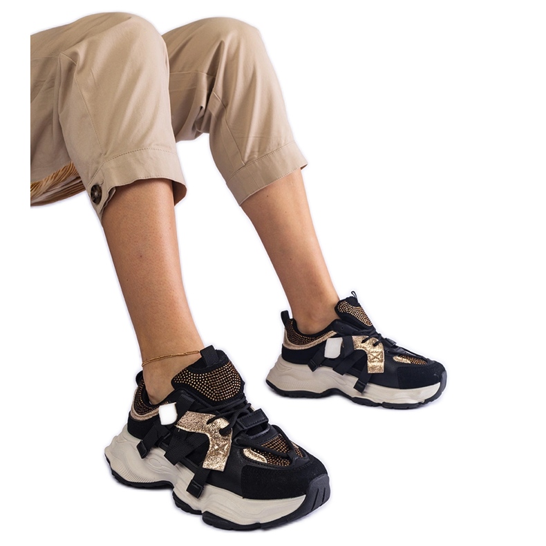 Crne tenisice sa zlatnim umetcima crno