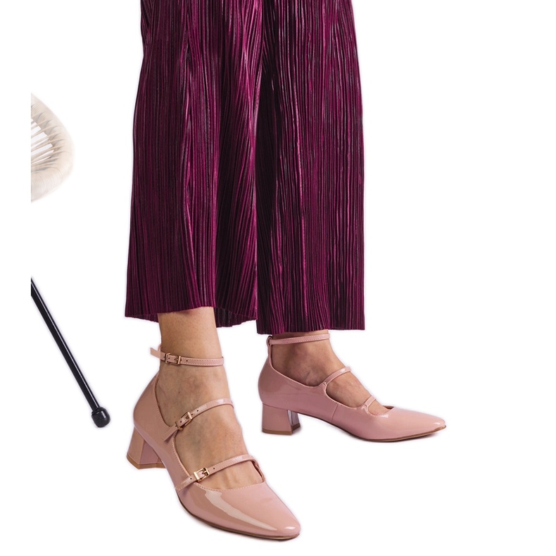 Bež pumpe lakirane remenom