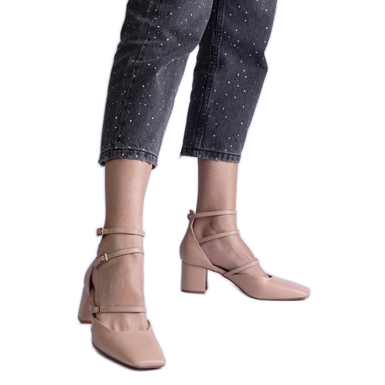 Bež cipele s visokom petom i kopčama