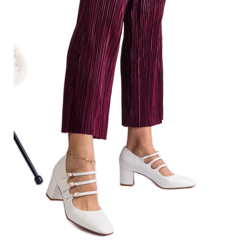 Bijele pumpe na posta s ukrasnim kopčama bijela