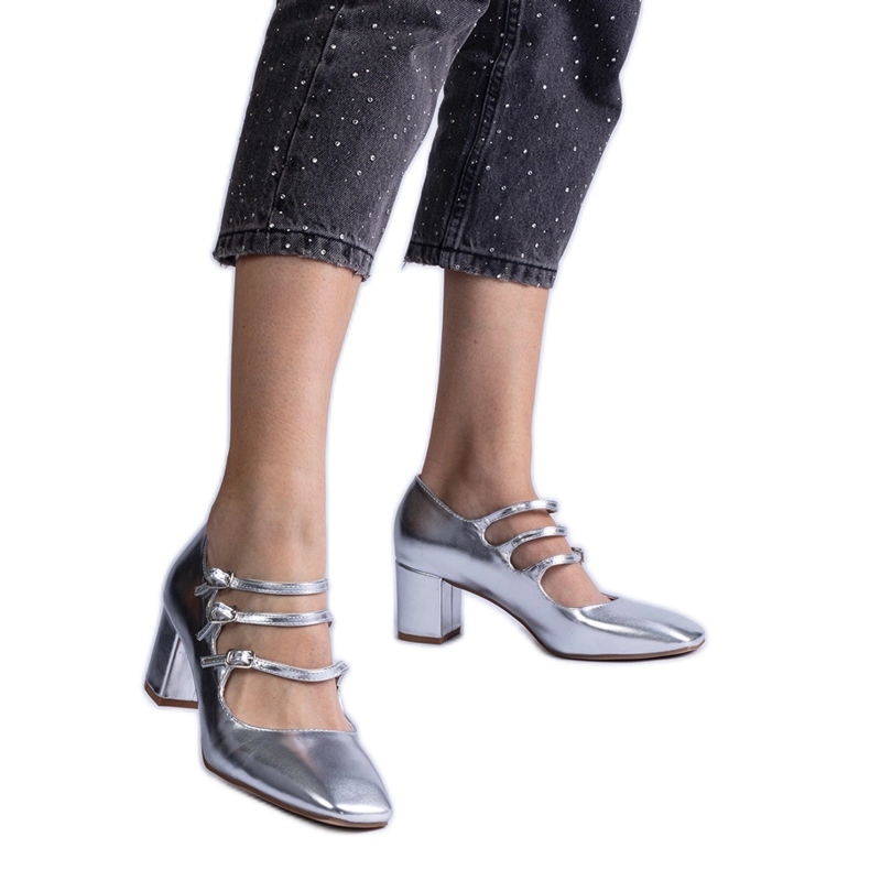 Srebrne pumpe na posta s ukrasnim metalnim kopčama srebro