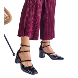 Crne pumpe lakirane na posta s kopčama crna