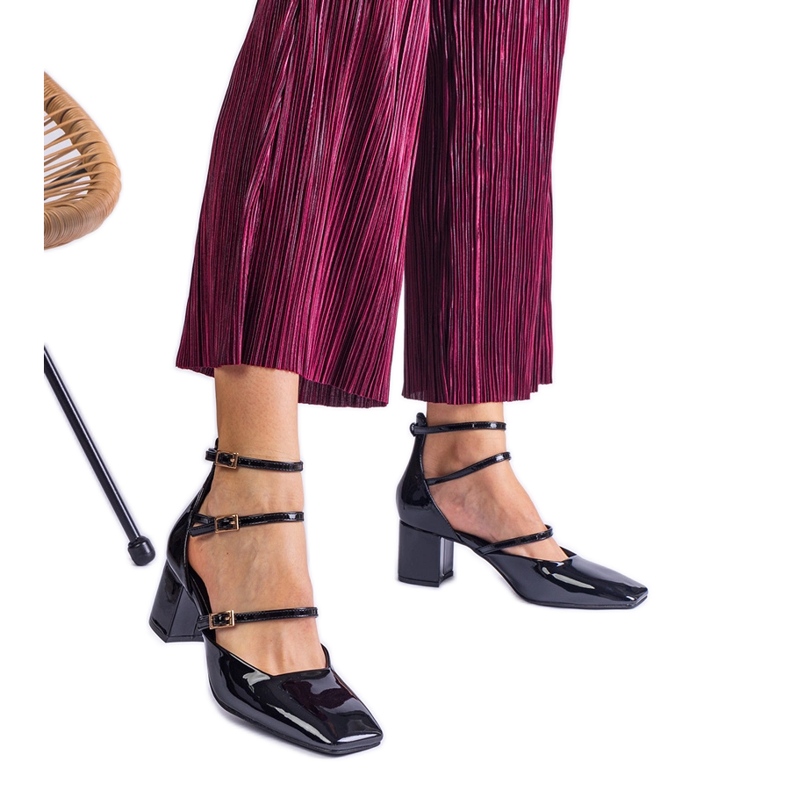 Crne pumpe lakirane na posta s kopčama crno