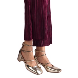 Zlatne pumpe lakirane na posta s kopčama zlatni