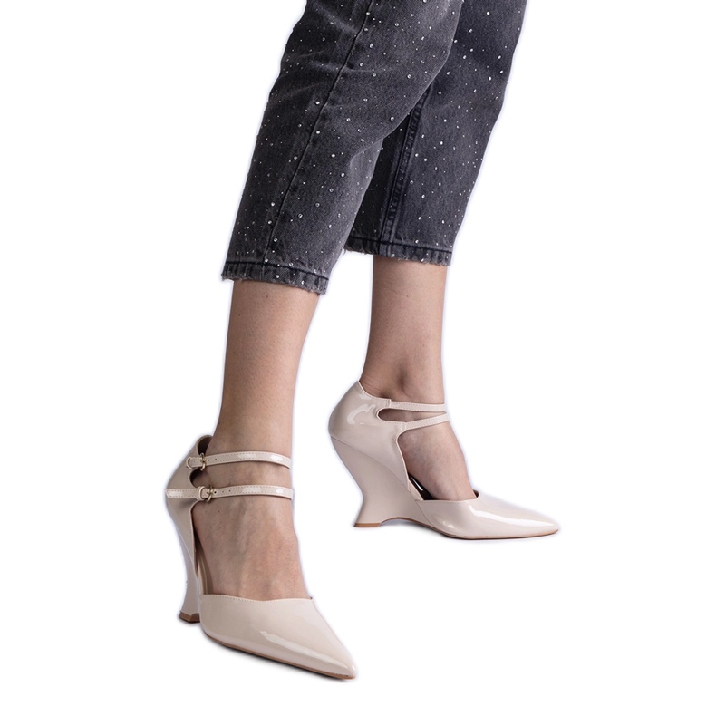 Bež pumpe lakirane na klinu s kopčama