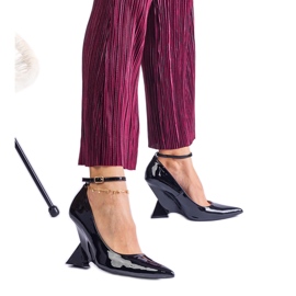 Crne lakirane cipele na klin crna