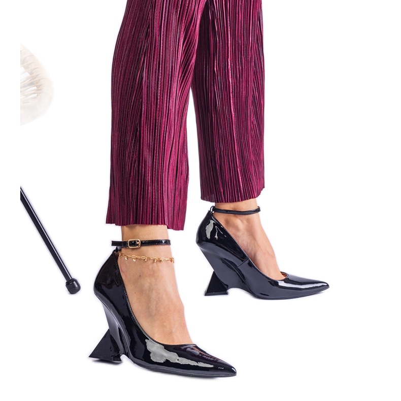 Crne lakirane cipele na klin crno