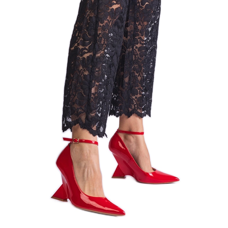 Crvene lakirane cipele na klin crvena