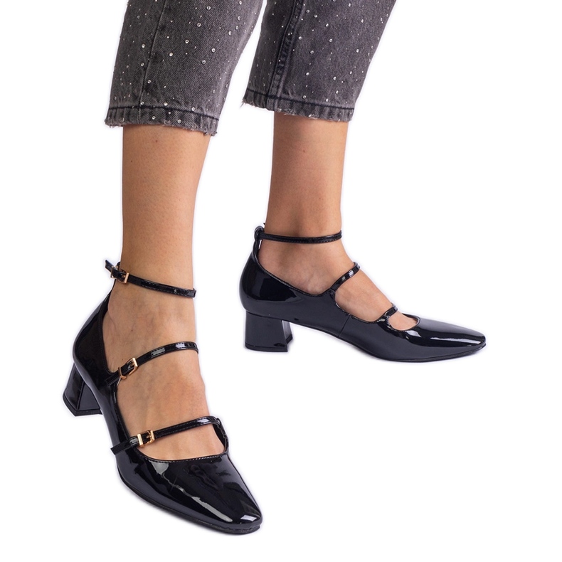 Crne pumpe lakirane remenom crno