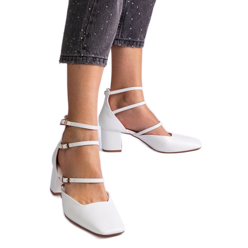 Bijele pumpe na stupu s kopčama bijela