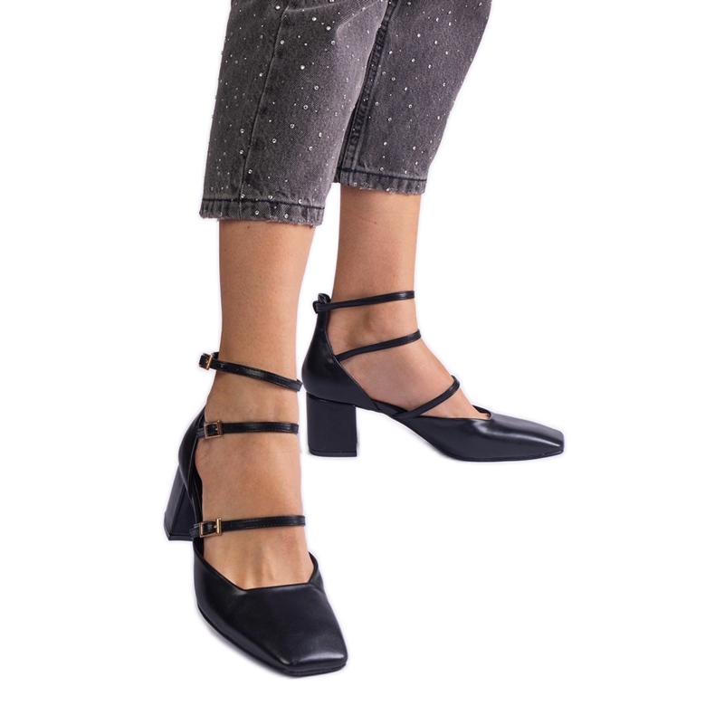 Crne pumpe na stupu s kopčama crno