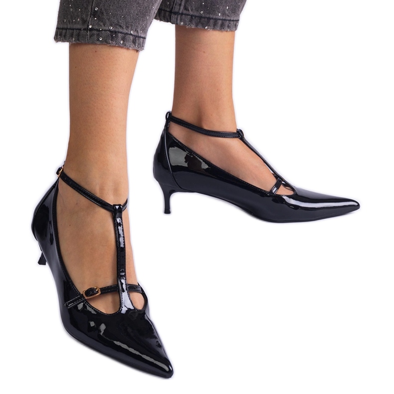 Crne pumpe lakirane na niskoj gomili s kopčama crno