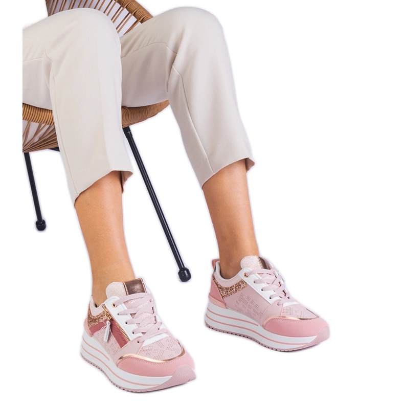 Ružičaste sportske tenisice na platformi ukrašeni sjajem ružičasta