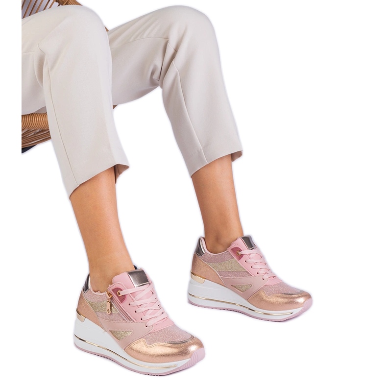 Ružičaste sportske tenisice na platformi ukrašeni sjajem i metalnim umetanjem ružičasta