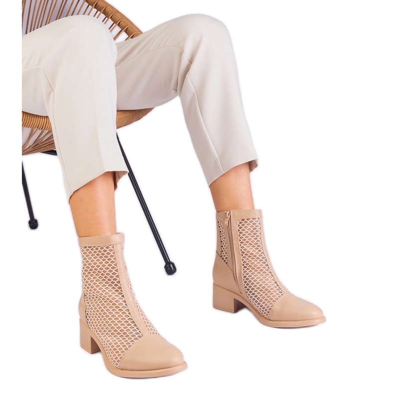 Bež mrežaste čizme na postu