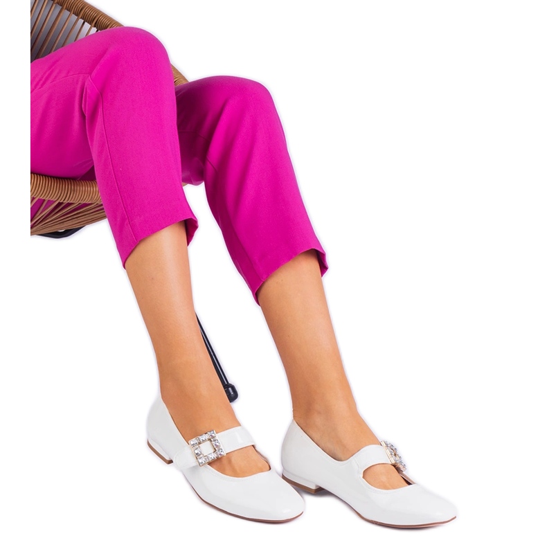 Bijele lakirane balerine ukrašene kopčom bijela