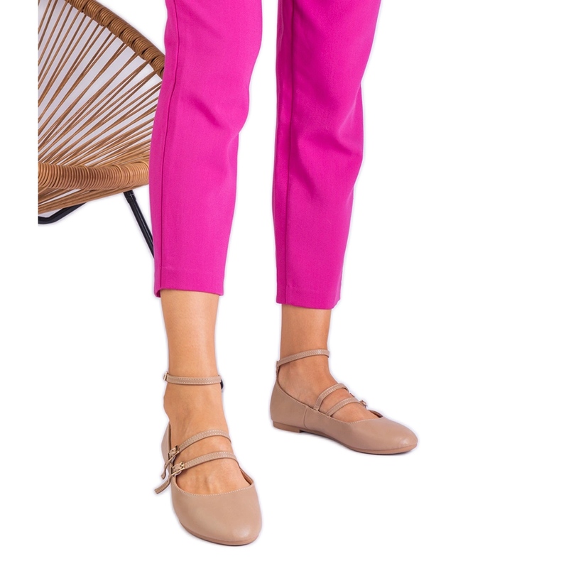 Beige balerine izrađene od eko -odleta s kopčama bež