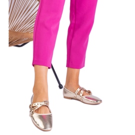 Zlatne balerine izrađene od eko -odlazača ukrašene kopčama zlatni