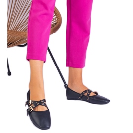 Crne balerine izrađene od eko -odlaska ukrašene kopčama crna